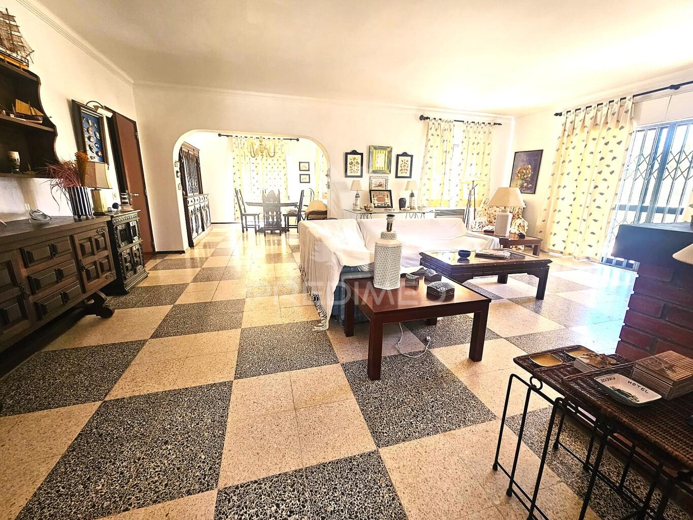 Excelente moradia familiar isolada com garagem e terreno no centro de quarteira