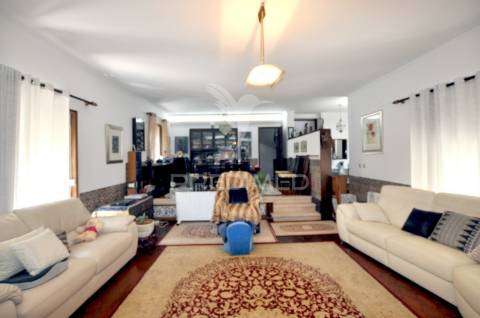 Moradia isolada t5, jardim, garagem, em pleno coração de oeiras