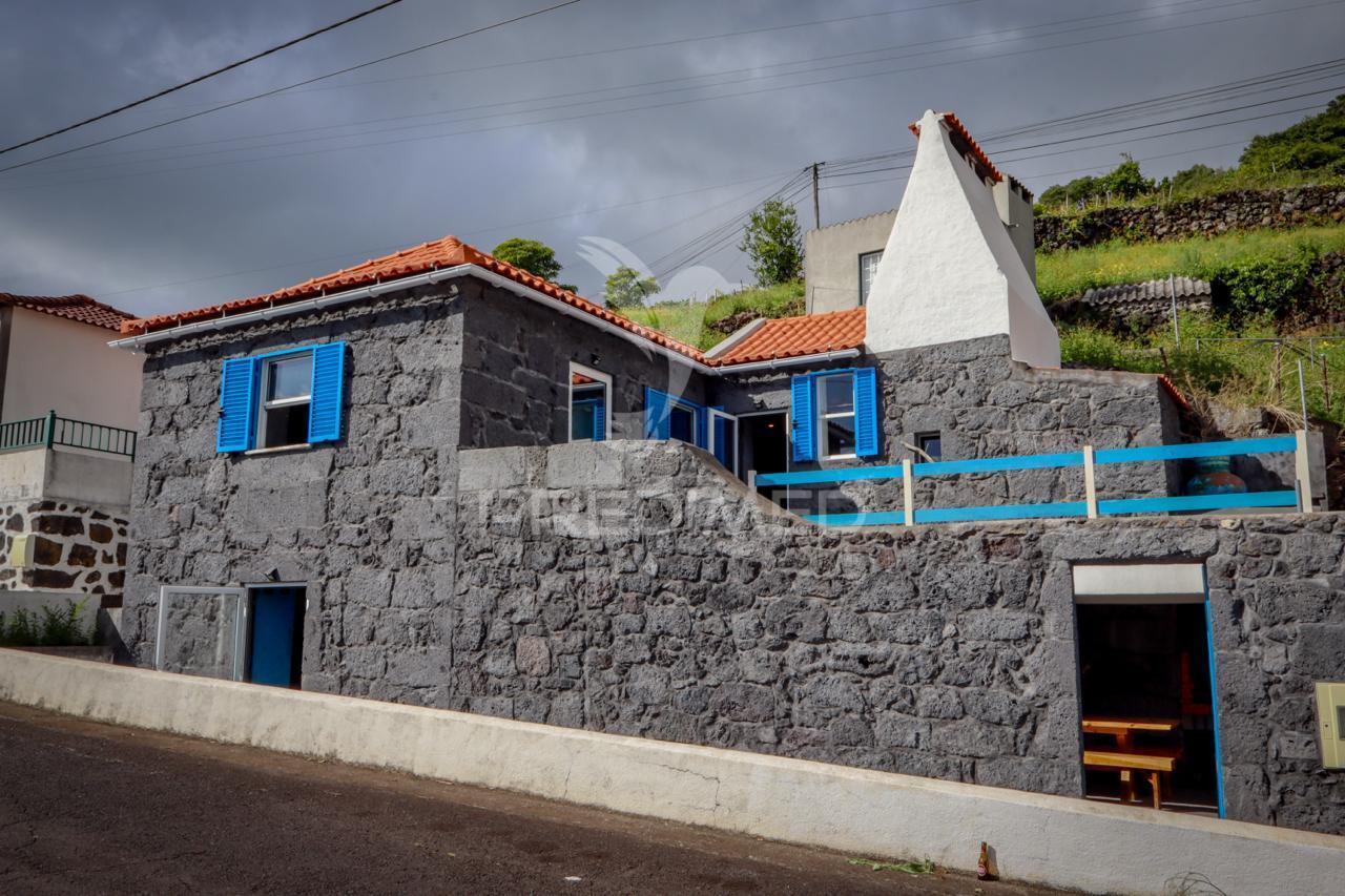 Moradia t3 de dois pisos com espaço exterior de convívio – urzelina, ribeira do nabo
