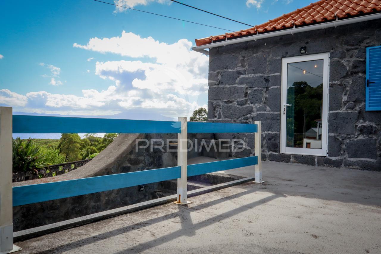 Moradia t3 de dois pisos com espaço exterior de convívio – urzelina, ribeira do nabo