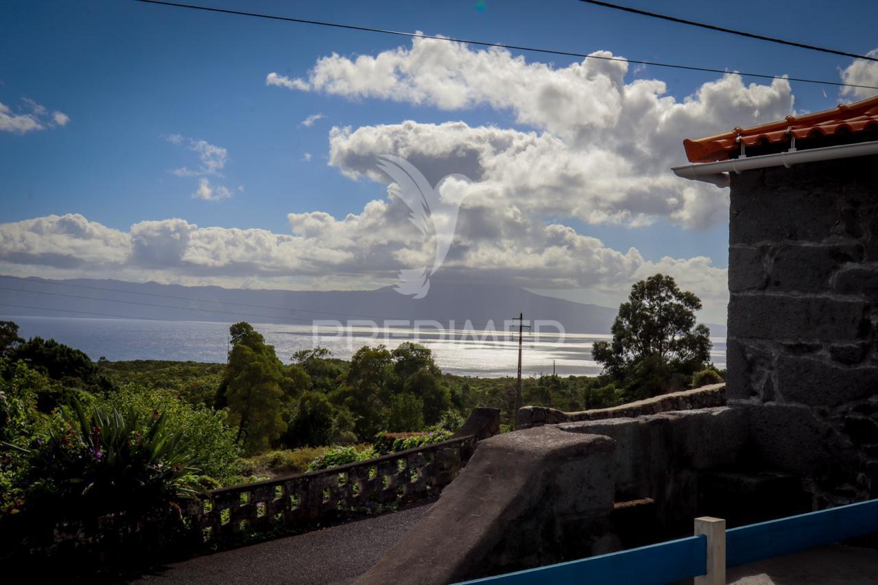 Moradia t3 de dois pisos com espaço exterior de convívio – urzelina, ribeira do nabo