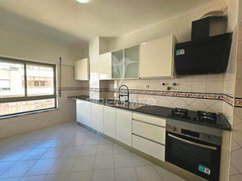 Apartamento t2, remodelado, em paio pires
