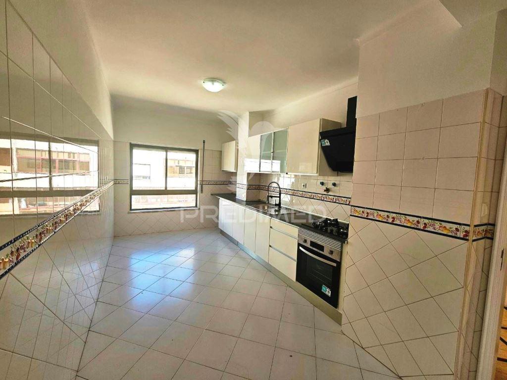 Apartamento t2, remodelado, em paio pires