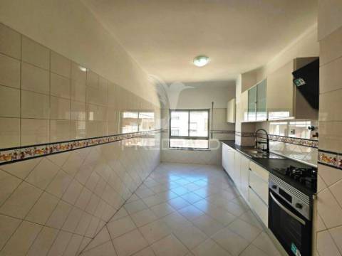 Apartamento t2, remodelado, em paio pires