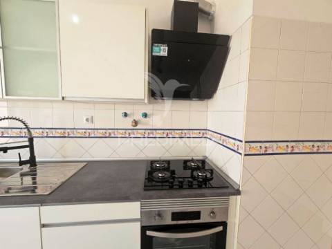 Apartamento t2, remodelado, em paio pires
