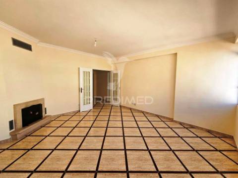 Apartamento t2, remodelado, em paio pires