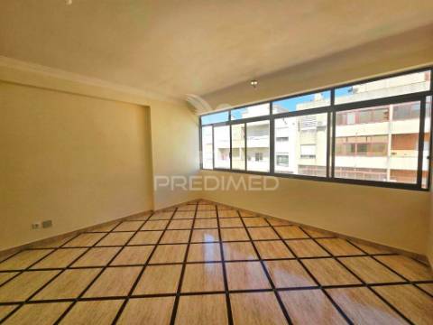 Apartamento t2, remodelado, em paio pires