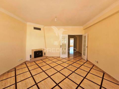 Apartamento t2, remodelado, em paio pires