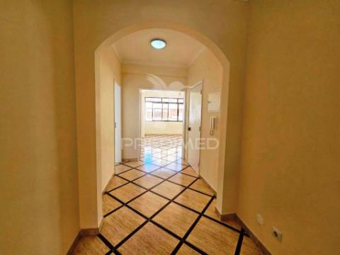 Apartamento t2, remodelado, em paio pires