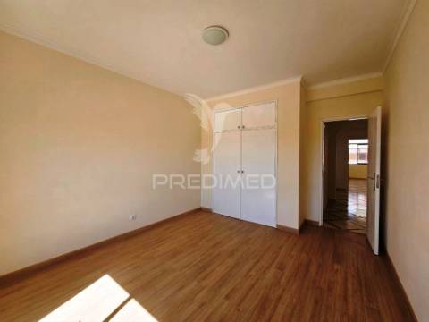 Apartamento t2, remodelado, em paio pires