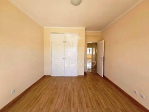 Apartamento t2, remodelado, em paio pires