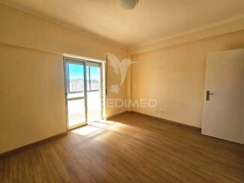 Apartamento t2, remodelado, em paio pires