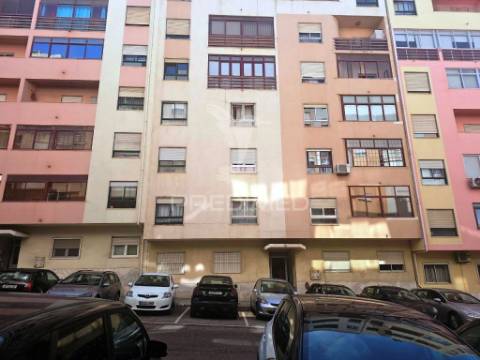 Apartamento t2, remodelado, em paio pires