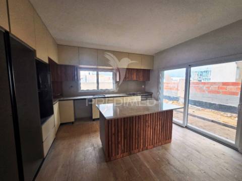 Moradia isolada t4, c/garagem, na qta. belavista, qta. anjo