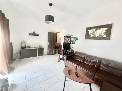 Apartamento t2 com arrecadação - centro  alhos vedros