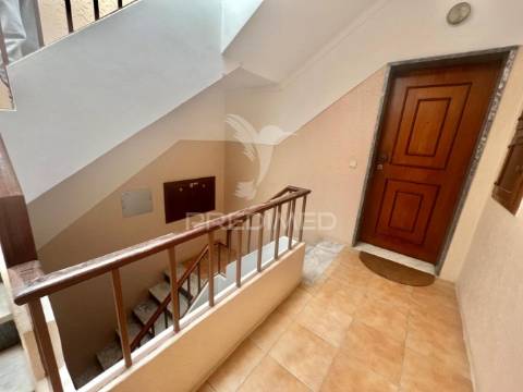 Apartamento t2 com arrecadação - centro  alhos vedros