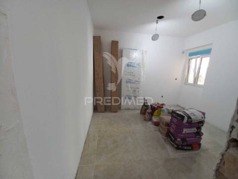 Apartamento t1 com terraço em remodelação – baixa da banheira