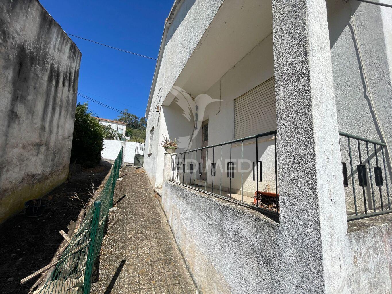 Vivenda t2 com sótão e terreno