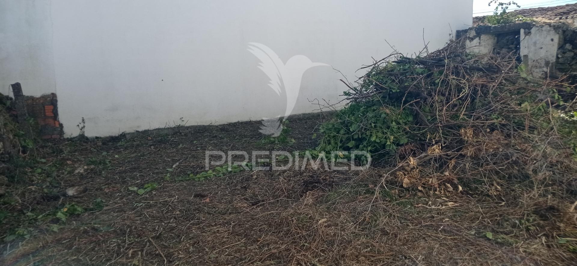 Venda conjunta de três prédios urbanos, em cadafaz, concelho de gavião.