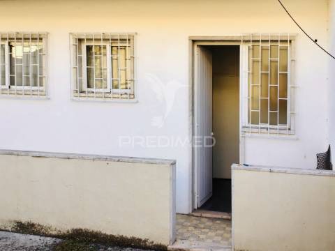 Loja r/c centro de corroios com montra e logradouro a tardoz