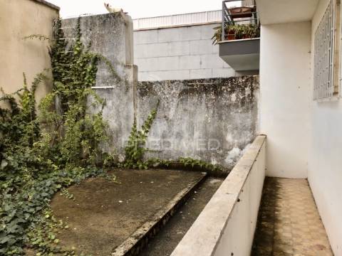 Loja r/c centro de corroios com montra e logradouro a tardoz