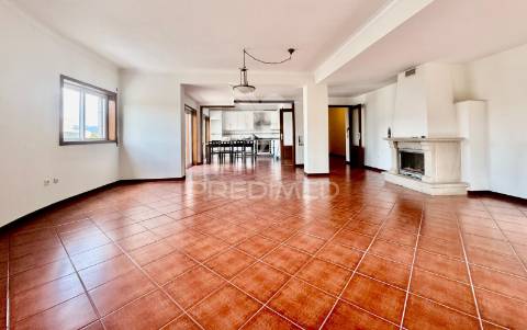 Apartamento t4 no centro das taipas