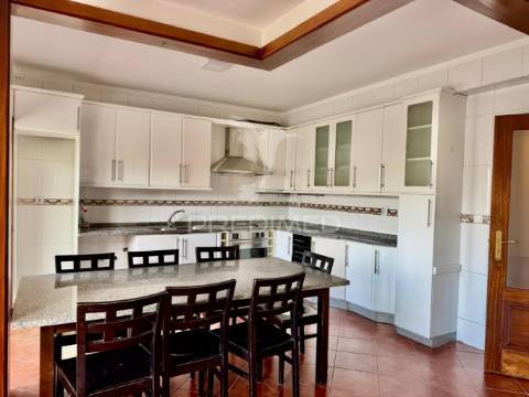 Apartamento t4 no centro das taipas