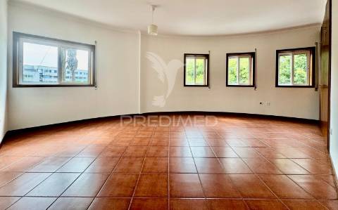 Apartamento t4 no centro das taipas
