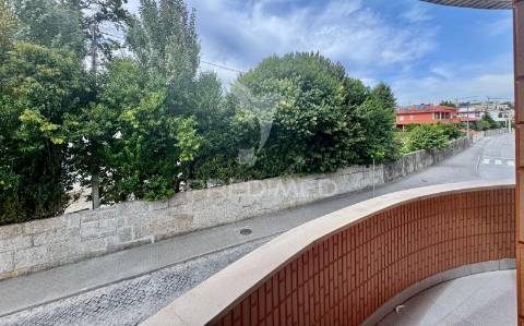 Apartamento t4 no centro das taipas