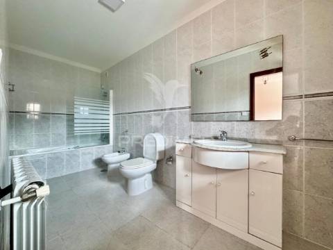 Apartamento t4 no centro das taipas
