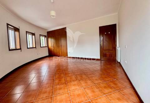 Apartamento t4 no centro das taipas