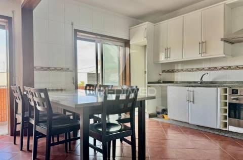 Apartamento t4 no centro das taipas
