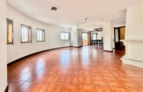 Apartamento t4 no centro das taipas