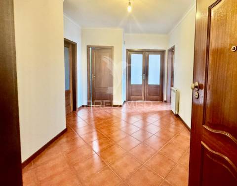 Apartamento t4 no centro das taipas