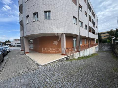 Apartamento t4 no centro das taipas