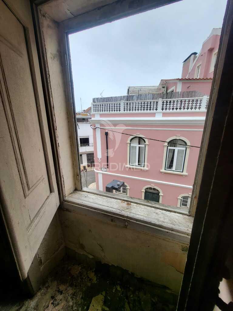 Prédio de 3 andares e terraço na ribeira de santarém perto da estação  comboio