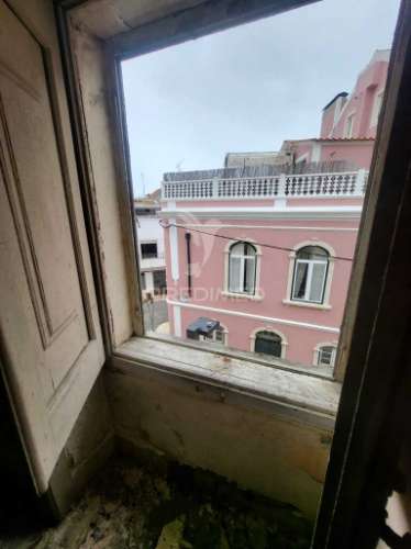 Prédio de 3 andares e terraço na ribeira de santarém perto da estação  comboio