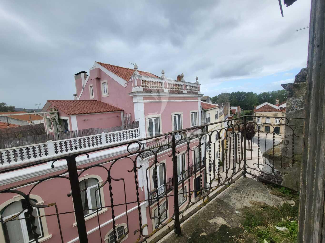 Prédio de 3 andares e terraço na ribeira de santarém perto da estação  comboio