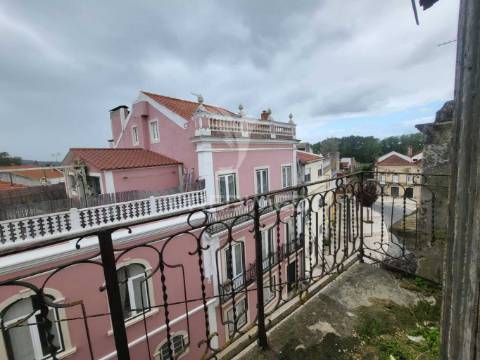 Prédio de 3 andares e terraço na ribeira de santarém perto da estação  comboio