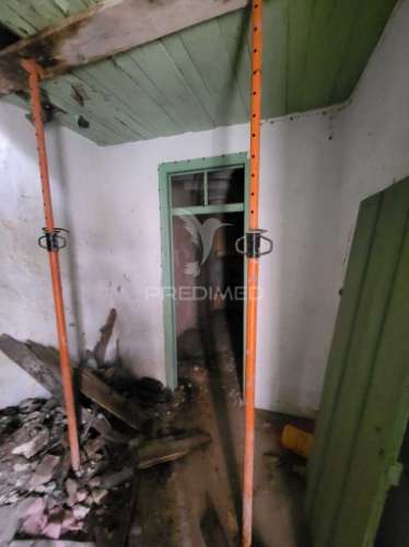 Prédio de 3 andares e terraço na ribeira de santarém perto da estação  comboio