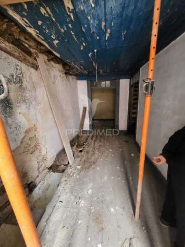 Prédio de 3 andares e terraço na ribeira de santarém perto da estação  comboio