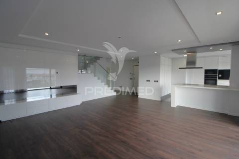 Duplex t3+1 com grandes terraços - montijo