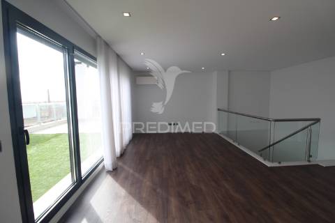 Duplex t3+1 com grandes terraços - montijo