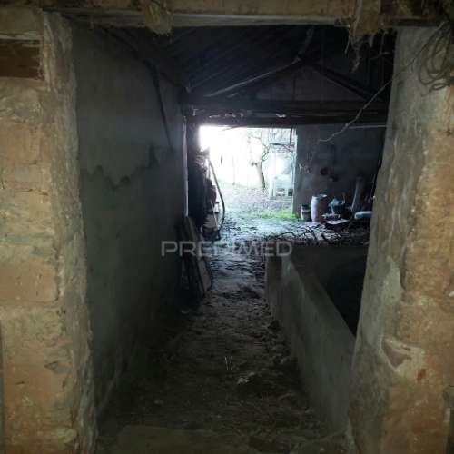 Barracão,anexos para recuperar e garagem na  abrã, santarém.