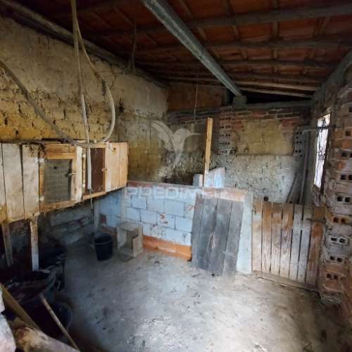 Barracão,anexos para recuperar e garagem na  abrã, santarém.
