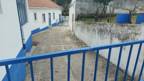 Barracão,anexos para recuperar e garagem na  abrã, santarém.