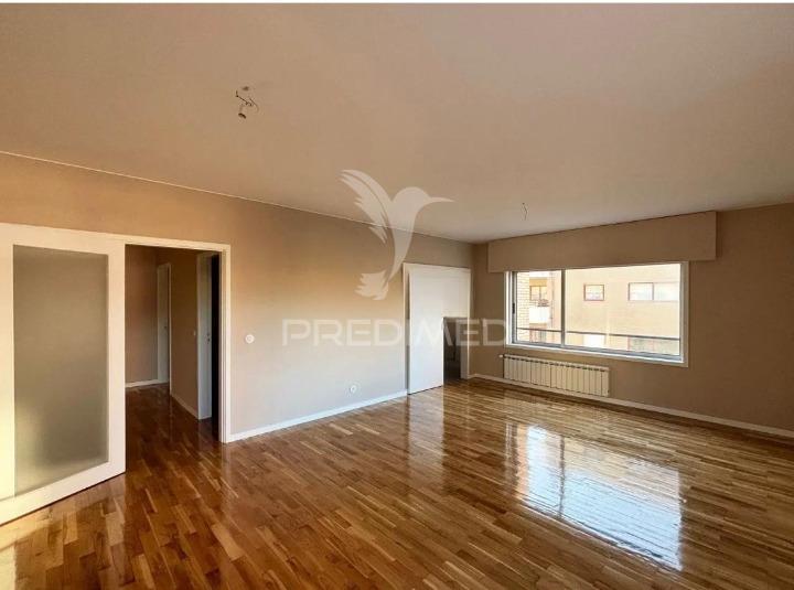 Arrenda-se t2 leça 1 linha mar remodelado