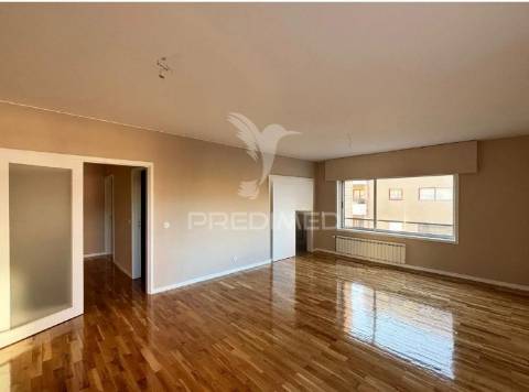 Arrenda-se t2 leça 1 linha mar remodelado