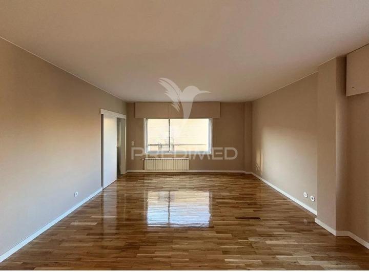 Arrenda-se t2 leça 1 linha mar remodelado