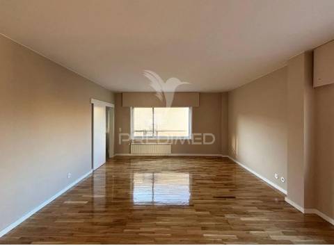 Arrenda-se t2 leça 1 linha mar remodelado